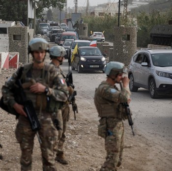 Potret Warga Lebanon Kembali ke Rumah Dikawal Ketat Tentara PBB
