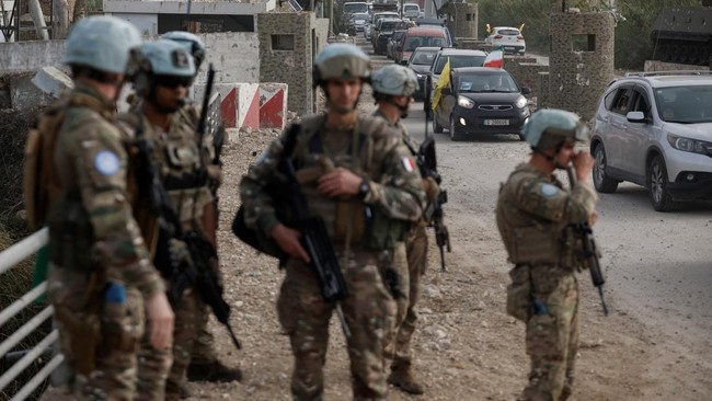 Potret Warga Lebanon Kembali ke Rumah Dikawal Ketat Tentara PBB