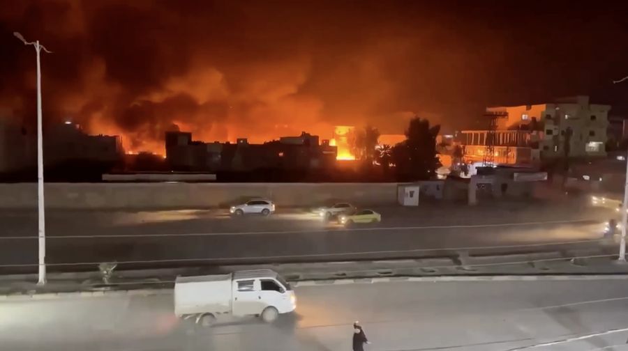 Sebuah truk tangki bahan bakar terbakar saat melintas di pusat kota Hasakah, timur laut Suriah, pada Kamis (16/4), memicu kepanikan di kawasan padat aktivitas tersebut. (Tangkapan Layar Video Reuters/)