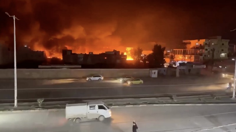 Sebuah truk tangki bahan bakar terbakar saat melintas di pusat kota Hasakah, timur laut Suriah, pada Kamis (16/4), memicu kepanikan di kawasan padat aktivitas tersebut. (Tangkapan Layar Video Reuters/)