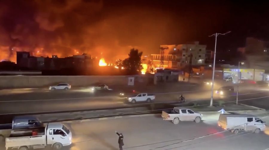 Sebuah truk tangki bahan bakar terbakar saat melintas di pusat kota Hasakah, timur laut Suriah, pada Kamis (16/4), memicu kepanikan di kawasan padat aktivitas tersebut. (Tangkapan Layar Video Reuters/)