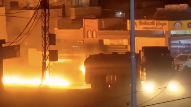 Sebuah truk tangki bahan bakar terbakar saat melintas di pusat kota Hasakah, timur laut Suriah, pada Kamis (16/4), memicu kepanikan di kawasan padat aktivitas tersebut. (Tangkapan Layar Video Reuters/)