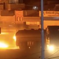Sebuah truk tangki bahan bakar terbakar saat melintas di pusat kota Hasakah, timur laut Suriah, pada Kamis (16/4), memicu kepanikan di kawasan padat aktivitas tersebut. (Tangkapan Layar Video Reuters/)