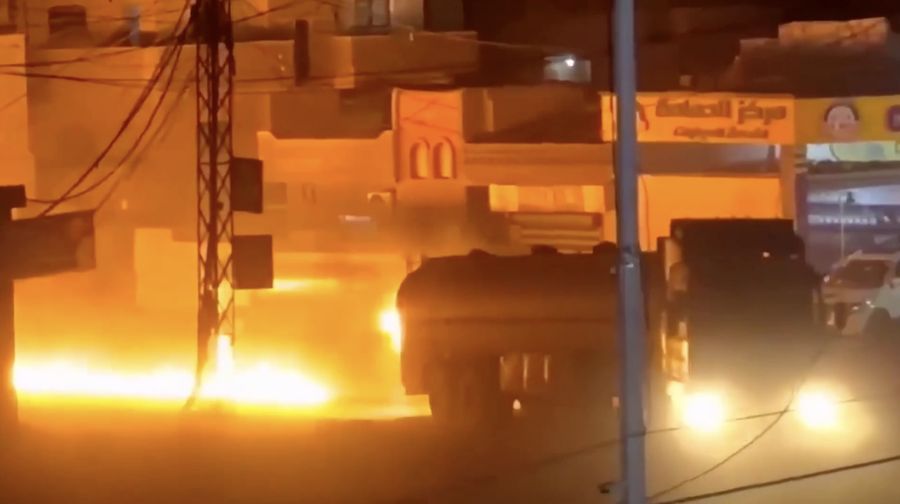 Sebuah truk tangki bahan bakar terbakar saat melintas di pusat kota Hasakah, timur laut Suriah, pada Kamis (16/4), memicu kepanikan di kawasan padat aktivitas tersebut. (Tangkapan Layar Video Reuters/)