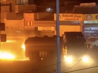 Sebuah truk tangki bahan bakar terbakar saat melintas di pusat kota Hasakah, timur laut Suriah, pada Kamis (16/4), memicu kepanikan di kawasan padat aktivitas tersebut. (Tangkapan Layar Video Reuters/)