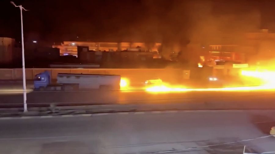 Sebuah truk tangki bahan bakar terbakar saat melintas di pusat kota Hasakah, timur laut Suriah, pada Kamis (16/4), memicu kepanikan di kawasan padat aktivitas tersebut. (Tangkapan Layar Video Reuters/)