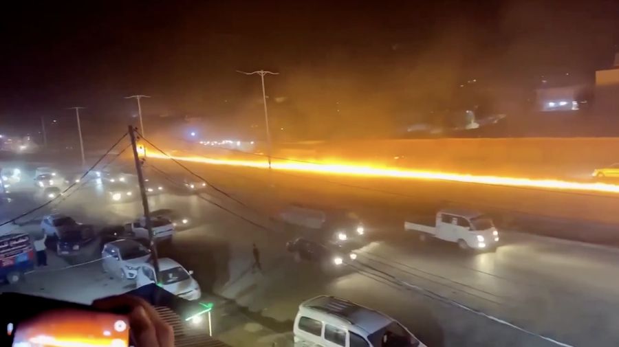 Sebuah truk tangki bahan bakar terbakar saat melintas di pusat kota Hasakah, timur laut Suriah, pada Kamis (16/4), memicu kepanikan di kawasan padat aktivitas tersebut. (Tangkapan Layar Video Reuters/)