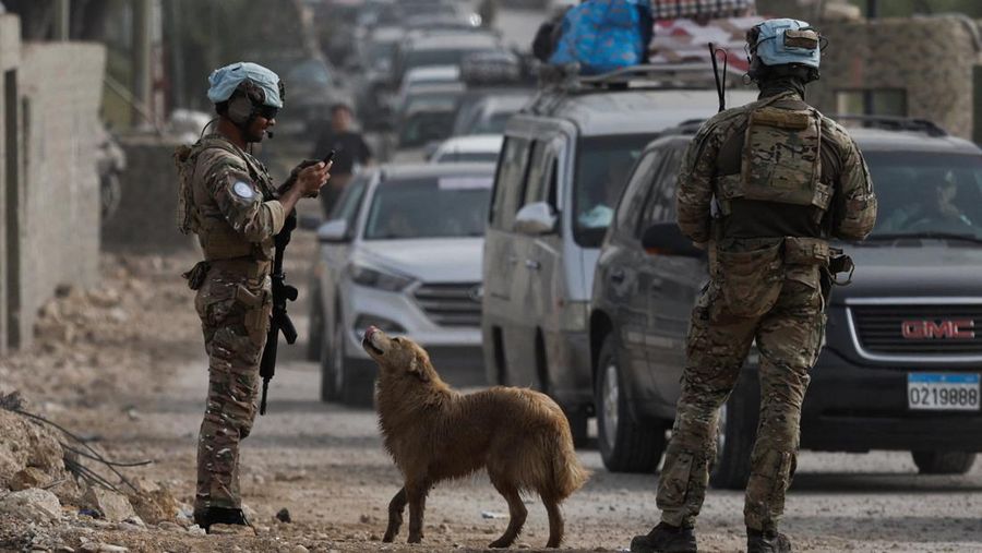 Pasukan penjaga perdamaian PBB berjaga-jaga saat para pengungsi kembali ke rumah mereka menyeberangi jembatan yang menghubungkan Lebanon selatan dengan bagian negara lainnya, yang sebelumnya dihantam serangan Israel, setelah gencatan senjata 10 hari antara Lebanon dan Israel mulai berlaku, di Qasmiyeh, Lebanon, 18 April 2026. (REUTERS/Louisa Gouliamaki)