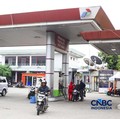 Sejumlah kendaraan mengisi Bahan Bakar Minyak (BBM) di salah satu SPBU Pertamina di Bekasi, Jawa Barat, Sabtu (18/4/2026). (CNBC Indonesia/Tias Budiarto)