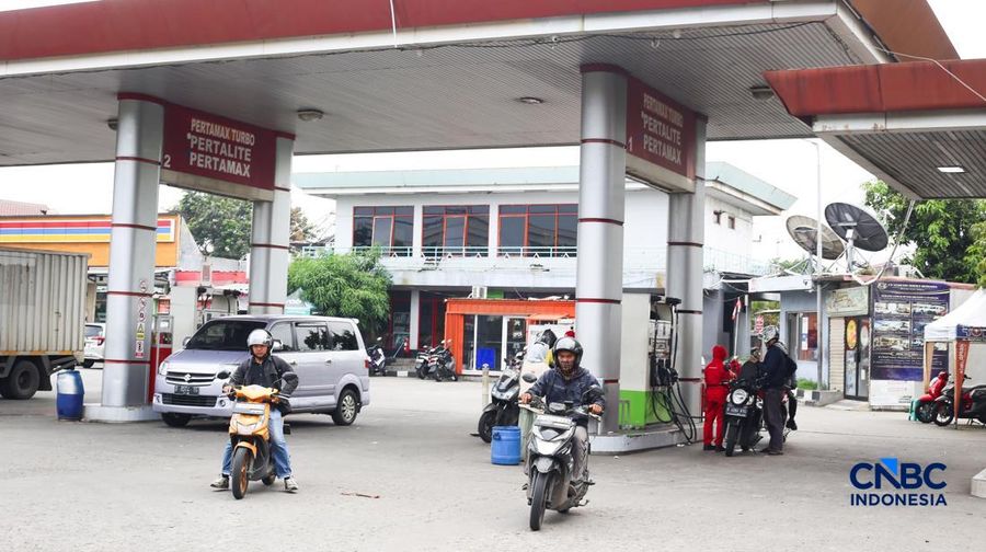 Sejumlah kendaraan mengisi Bahan Bakar Minyak (BBM) di salah satu SPBU Pertamina di Bekasi, Jawa Barat, Sabtu (18/4/2026). (CNBC Indonesia/Tias Budiarto)