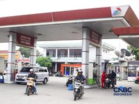 Sejumlah kendaraan mengisi Bahan Bakar Minyak (BBM) di salah satu SPBU Pertamina di Bekasi, Jawa Barat, Sabtu (18/4/2026). (CNBC Indonesia/Tias Budiarto)