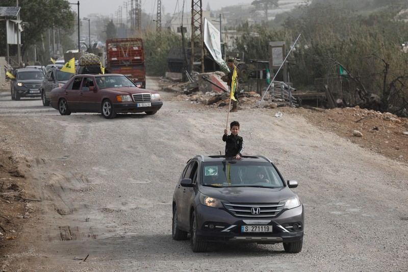 Pasukan penjaga perdamaian PBB berjaga-jaga saat para pengungsi kembali ke rumah mereka menyeberangi jembatan yang menghubungkan Lebanon selatan dengan bagian negara lainnya, yang sebelumnya dihantam serangan Israel, setelah gencatan senjata 10 hari antara Lebanon dan Israel mulai berlaku, di Qasmiyeh, Lebanon, 18 April 2026. (REUTERS/Louisa Gouliamaki)