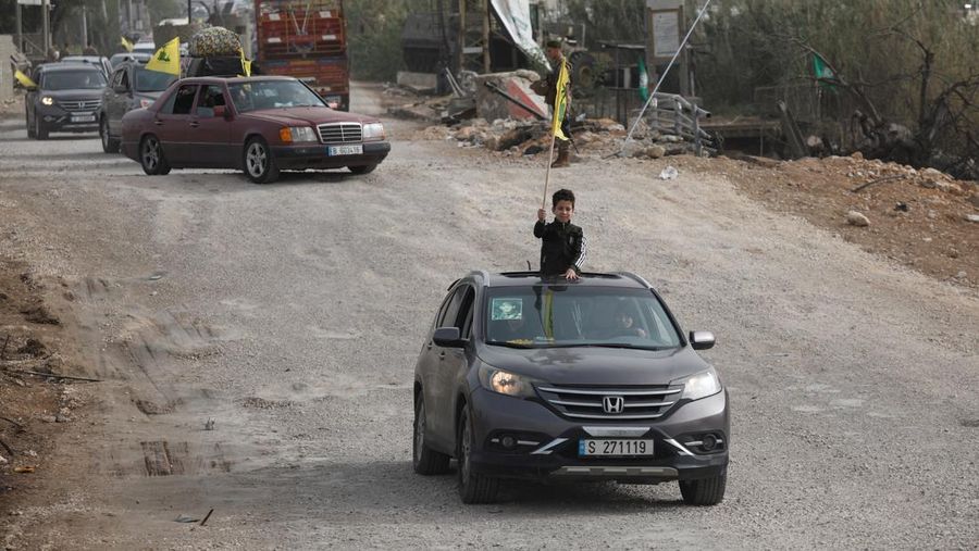 Pasukan penjaga perdamaian PBB berjaga-jaga saat para pengungsi kembali ke rumah mereka menyeberangi jembatan yang menghubungkan Lebanon selatan dengan bagian negara lainnya, yang sebelumnya dihantam serangan Israel, setelah gencatan senjata 10 hari antara Lebanon dan Israel mulai berlaku, di Qasmiyeh, Lebanon, 18 April 2026. (REUTERS/Louisa Gouliamaki)