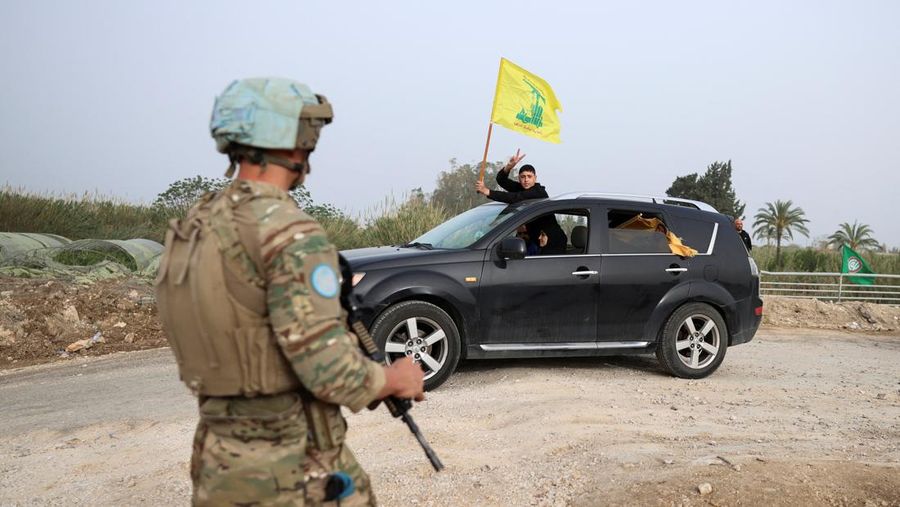 Pasukan penjaga perdamaian PBB berjaga-jaga saat para pengungsi kembali ke rumah mereka menyeberangi jembatan yang menghubungkan Lebanon selatan dengan bagian negara lainnya, yang sebelumnya dihantam serangan Israel, setelah gencatan senjata 10 hari antara Lebanon dan Israel mulai berlaku, di Qasmiyeh, Lebanon, 18 April 2026. (REUTERS/Louisa Gouliamaki)