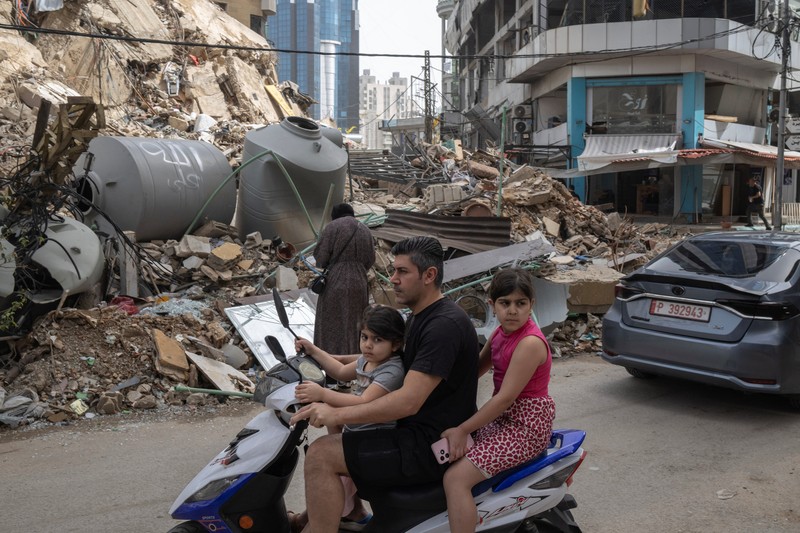 Pasukan penjaga perdamaian PBB berjaga-jaga saat para pengungsi kembali ke rumah mereka menyeberangi jembatan yang menghubungkan Lebanon selatan dengan bagian negara lainnya, yang sebelumnya dihantam serangan Israel, setelah gencatan senjata 10 hari antara Lebanon dan Israel mulai berlaku, di Qasmiyeh, Lebanon, 18 April 2026. (REUTERS/Louisa Gouliamaki)