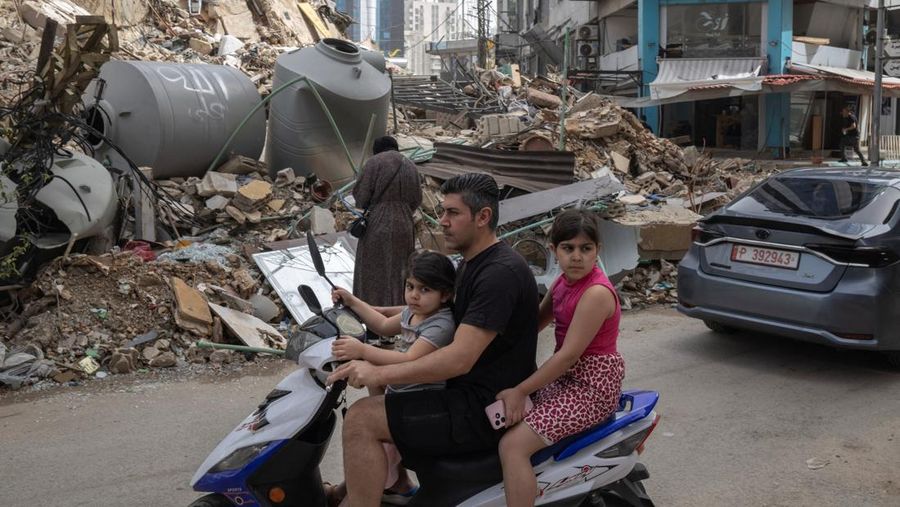 Pasukan penjaga perdamaian PBB berjaga-jaga saat para pengungsi kembali ke rumah mereka menyeberangi jembatan yang menghubungkan Lebanon selatan dengan bagian negara lainnya, yang sebelumnya dihantam serangan Israel, setelah gencatan senjata 10 hari antara Lebanon dan Israel mulai berlaku, di Qasmiyeh, Lebanon, 18 April 2026. (REUTERS/Louisa Gouliamaki)