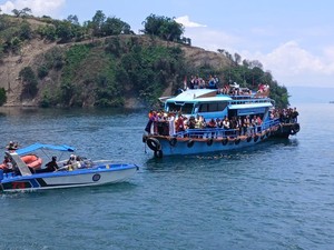 Pencarian Korban Tenggelam Dihentikan, Keluarga Gelar Doa Bersama di Danau Toba