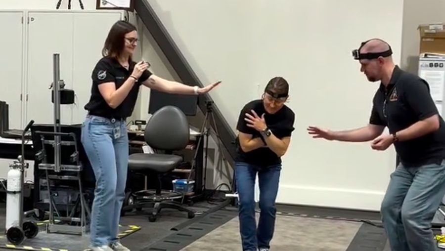 Astronot NASA Christina Koch kesulitan berjalan normal usai perjalanan ke Bulan dalam misi Artemis II. (Instagram/astro_christina)