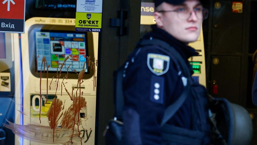 Sebuah kendaraan lapis baja di luar supermarket, tempat polisi Ukraina menembak mati seorang pria yang melepaskan tembakan di sebuah distrik kota dan membentengi dirinya di dalam supermarket pada hari Sabtu, kata Menteri Dalam Negeri Ukraina Ihor Klymenko, di Kyiv, Ukraina, 18 April 2026. (REUTERS/Valentyn Ogirenko)