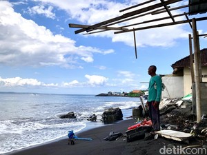 Video: Kondisi Rumah Nyaris Amblas Imbas Abrasi di Pantai Monggalan Bali