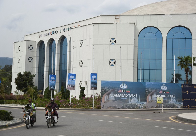 Seorang petugas polisi memberi isyarat ke sebuah kendaraan di pos pemeriksaan di sepanjang jalan dekat Masjid Faisal, saat Pakistan bersiap menjadi tuan rumah bagi AS dan Iran untuk fase kedua pembicaraan perdamaian di Islamabad, Pakistan, 19 April 2026. (REUTERS/Akhtar Soomro)