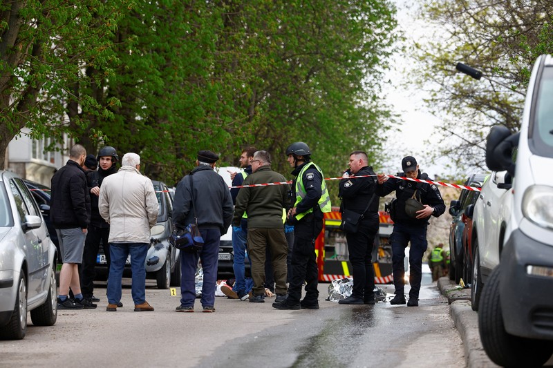 Sebuah kendaraan lapis baja di luar supermarket, tempat polisi Ukraina menembak mati seorang pria yang melepaskan tembakan di sebuah distrik kota dan membentengi dirinya di dalam supermarket pada hari Sabtu, kata Menteri Dalam Negeri Ukraina Ihor Klymenko, di Kyiv, Ukraina, 18 April 2026. (REUTERS/Valentyn Ogirenko)
