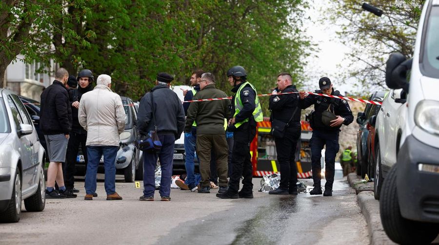 Sebuah kendaraan lapis baja di luar supermarket, tempat polisi Ukraina menembak mati seorang pria yang melepaskan tembakan di sebuah distrik kota dan membentengi dirinya di dalam supermarket pada hari Sabtu, kata Menteri Dalam Negeri Ukraina Ihor Klymenko, di Kyiv, Ukraina, 18 April 2026. (REUTERS/Valentyn Ogirenko)