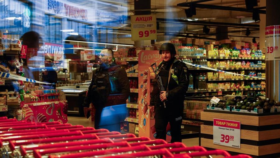 Sebuah kendaraan lapis baja di luar supermarket, tempat polisi Ukraina menembak mati seorang pria yang melepaskan tembakan di sebuah distrik kota dan membentengi dirinya di dalam supermarket pada hari Sabtu, kata Menteri Dalam Negeri Ukraina Ihor Klymenko, di Kyiv, Ukraina, 18 April 2026. (REUTERS/Valentyn Ogirenko)