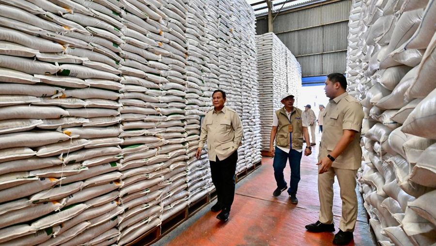 Presiden Prabowo Subianto melakukan inspeksi mendadak ke Kompleks Gudang Bulog Danurejo, Kabupaten Magelang, Provinsi Jawa Tengah, Sabtu (18/4/2026).