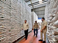 Prabowo Sidak Gudang Bulog di Magelang, Seskab Teddy Ungkap Alasannya