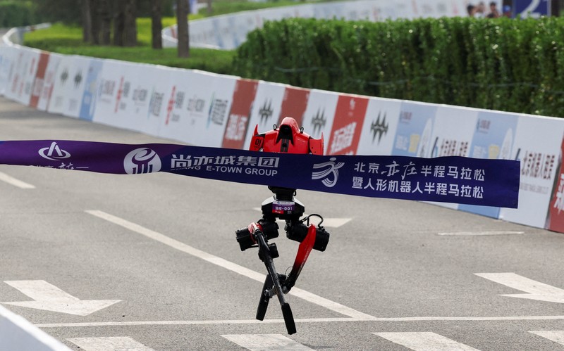 Sebuah robot humanoid Unitree H1 ikut serta dalam ajang Beijing E-Town Half Marathon dan Humanoid Robot Half Marathon kedua di Beijing, China, pada 19 April 2026. (REUTERS/Tingshu Wang)