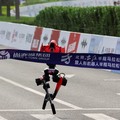 Robot humanoid Honor Lightning mencapai garis finis selama ajang Beijing E-Town Half Marathon dan Humanoid Robot Half Marathon kedua di Beijing, China, 19 April 2026. (REUTERS/Maxim Shemetov)