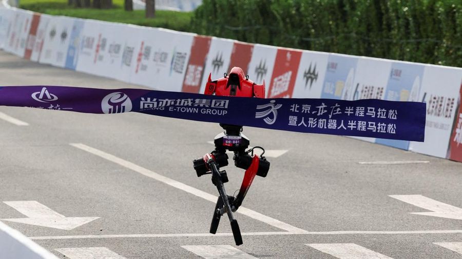 Robot humanoid Honor Lightning mencapai garis finis selama ajang Beijing E-Town Half Marathon dan Humanoid Robot Half Marathon kedua di Beijing, China, 19 April 2026.