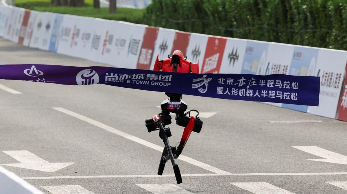 Robot China Kalahkan Pelari Tercepat di Dunia Usain Bolt