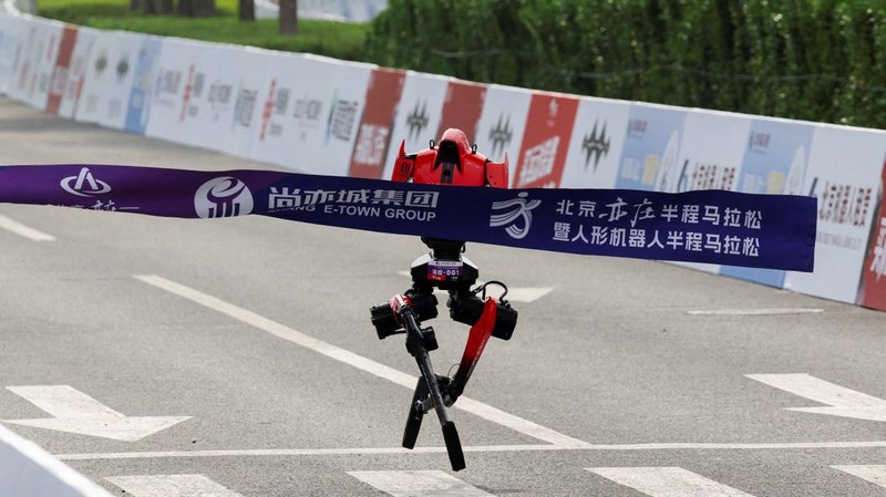 Robot humanoid Honor Lightning mencapai garis finis selama ajang Beijing E-Town Half Marathon dan Humanoid Robot Half Marathon kedua di Beijing, China, 19 April 2026.