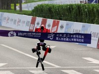 Robot humanoid Honor Lightning mencapai garis finis selama ajang Beijing E-Town Half Marathon dan Humanoid Robot Half Marathon kedua di Beijing, China, 19 April 2026. (REUTERS/Maxim Shemetov)