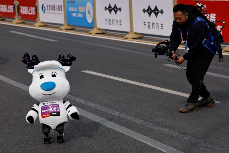 Sebuah robot humanoid Unitree H1 ikut serta dalam ajang Beijing E-Town Half Marathon dan Humanoid Robot Half Marathon kedua di Beijing, China, pada 19 April 2026. (REUTERS/Tingshu Wang)