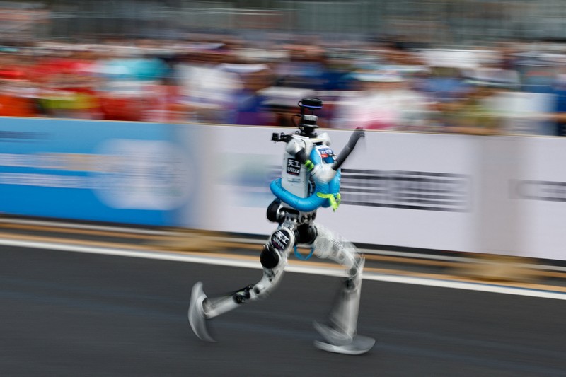 Sebuah robot humanoid Unitree H1 ikut serta dalam ajang Beijing E-Town Half Marathon dan Humanoid Robot Half Marathon kedua di Beijing, China, pada 19 April 2026. (REUTERS/Tingshu Wang)