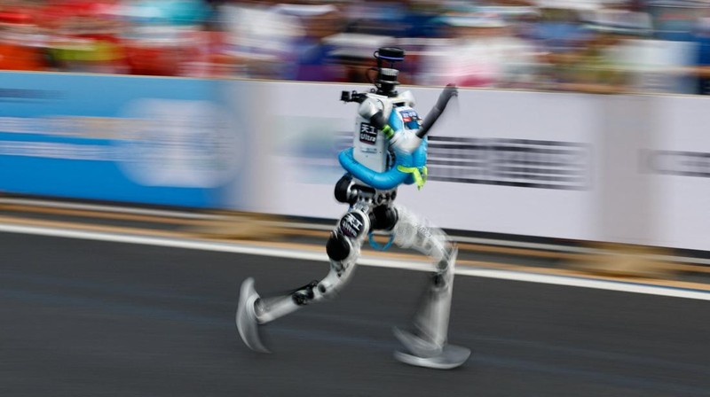 Robot humanoid Tiangong 1.0 Ultra berlari selama ajang Beijing E-Town Half Marathon dan Humanoid Robot Half Marathon kedua di Beijing, China, pada 19 April 2026.