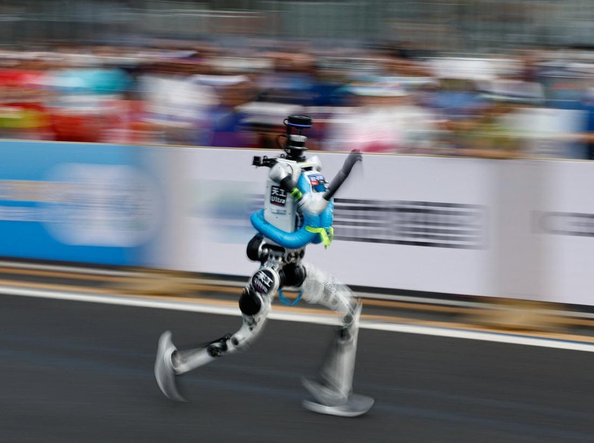 Robot Humanoid China Pecahkan Rekor di Lomba Lari Setengah Maraton Beijing