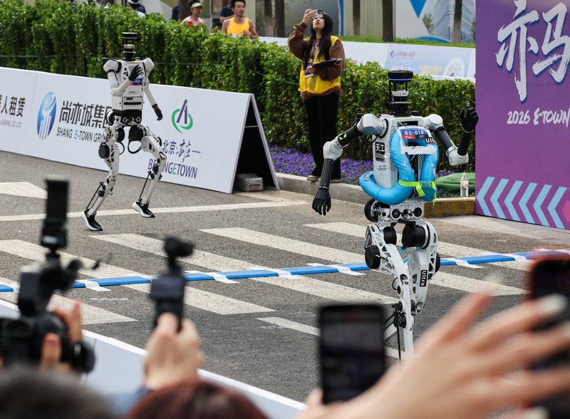 Sebuah robot humanoid Unitree H1 ikut serta dalam ajang Beijing E-Town Half Marathon dan Humanoid Robot Half Marathon kedua di Beijing, China, pada 19 April 2026. (REUTERS/Tingshu Wang)