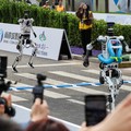 Robot humanoid Tiangong Ultra 2025 mendekati garis finis dari ajang Beijing E-Town Half Marathon dan Humanoid Robot Half Marathon kedua di Beijing, China, 19 April 2026. (REUTERS/Maxim Shemetov)