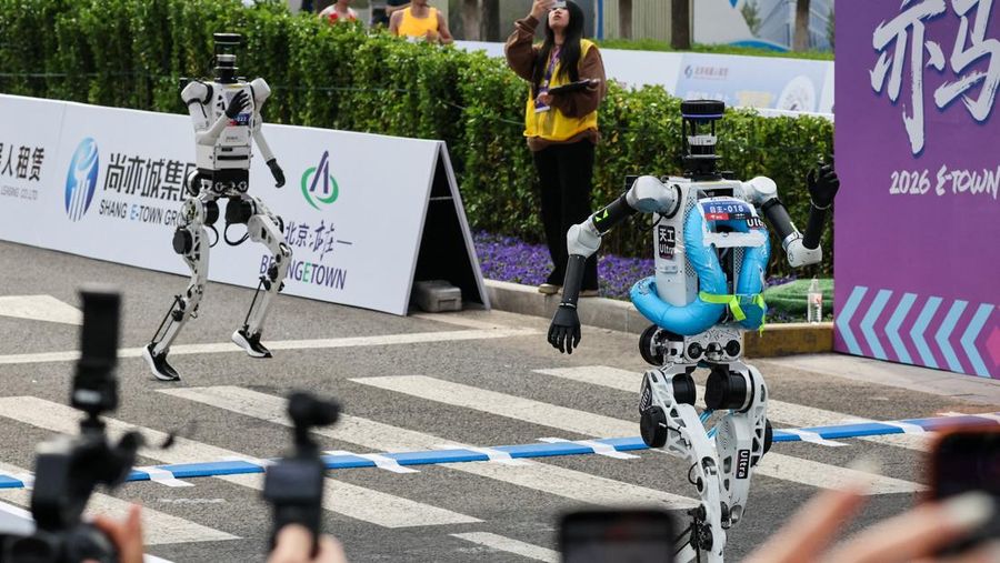 Robot humanoid Tiangong Ultra 2025 mendekati garis finis dari ajang Beijing E-Town Half Marathon dan Humanoid Robot Half Marathon kedua di Beijing, China, 19 April 2026.