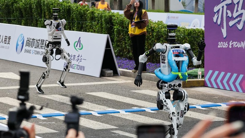 Robot humanoid Tiangong Ultra 2025 mendekati garis finis dari ajang Beijing E-Town Half Marathon dan Humanoid Robot Half Marathon kedua di Beijing, China, 19 April 2026.