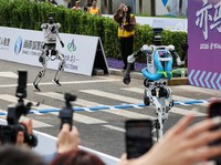 Robot humanoid Tiangong Ultra 2025 mendekati garis finis dari ajang Beijing E-Town Half Marathon dan Humanoid Robot Half Marathon kedua di Beijing, China, 19 April 2026. (REUTERS/Maxim Shemetov)