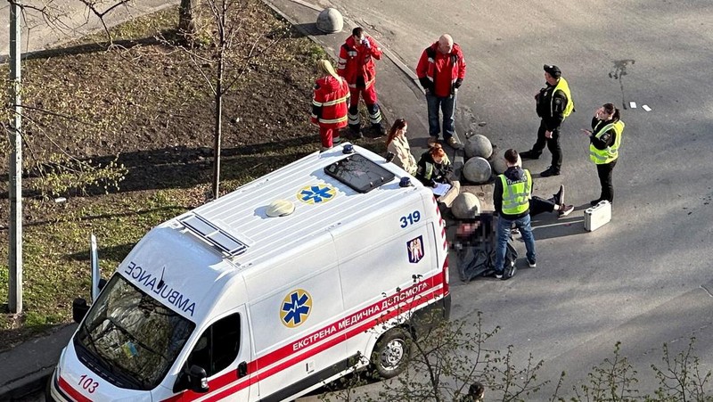Sebuah kendaraan lapis baja di luar supermarket, tempat polisi Ukraina menembak mati seorang pria yang melepaskan tembakan di sebuah distrik kota dan membentengi dirinya di dalam supermarket pada hari Sabtu, kata Menteri Dalam Negeri Ukraina Ihor Klymenko, di Kyiv, Ukraina, 18 April 2026. (REUTERS/Valentyn Ogirenko)