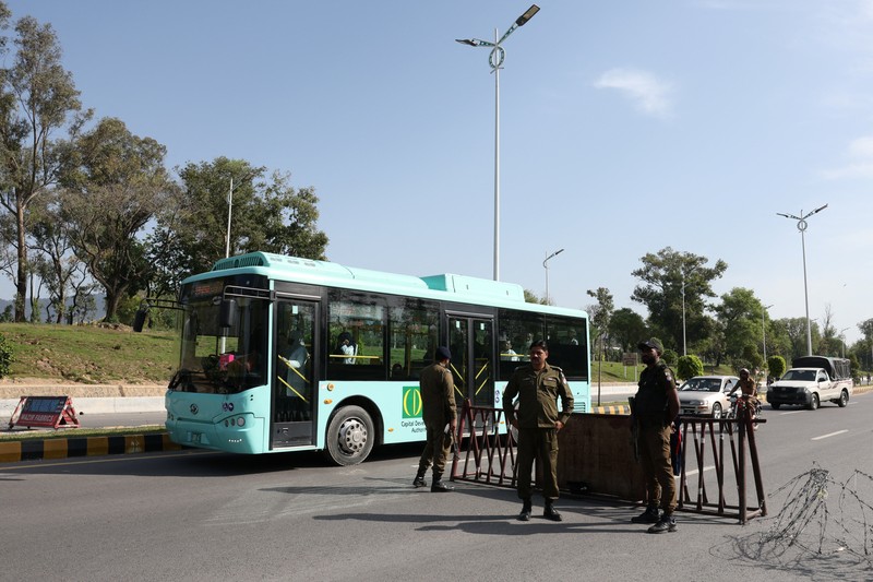 Seorang petugas polisi memberi isyarat ke sebuah kendaraan di pos pemeriksaan di sepanjang jalan dekat Masjid Faisal, saat Pakistan bersiap menjadi tuan rumah bagi AS dan Iran untuk fase kedua pembicaraan perdamaian di Islamabad, Pakistan, 19 April 2026. (REUTERS/Akhtar Soomro)