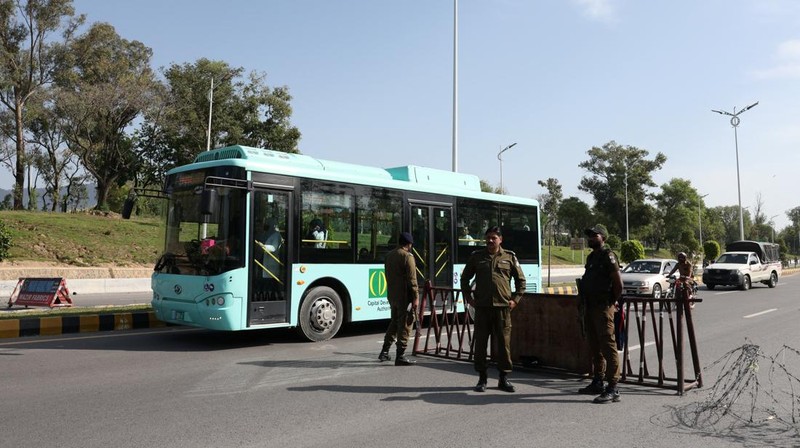 Seorang petugas polisi memberi isyarat ke sebuah kendaraan di pos pemeriksaan di sepanjang jalan dekat Masjid Faisal, saat Pakistan bersiap menjadi tuan rumah bagi AS dan Iran untuk fase kedua pembicaraan perdamaian di Islamabad, Pakistan, 19 April 2026. (REUTERS/Akhtar Soomro)