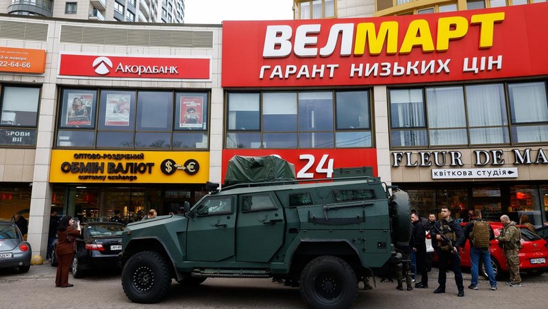 Sebuah kendaraan lapis baja di luar supermarket, tempat polisi Ukraina menembak mati seorang pria yang melepaskan tembakan di sebuah distrik kota dan membentengi dirinya di dalam supermarket pada hari Sabtu, kata Menteri Dalam Negeri Ukraina Ihor Klymenko, di Kyiv, Ukraina, 18 April 2026. (REUTERS/Valentyn Ogirenko)