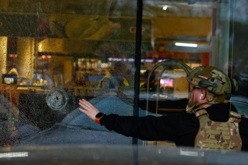 Sebuah kendaraan lapis baja di luar supermarket, tempat polisi Ukraina menembak mati seorang pria yang melepaskan tembakan di sebuah distrik kota dan membentengi dirinya di dalam supermarket pada hari Sabtu, kata Menteri Dalam Negeri Ukraina Ihor Klymenko, di Kyiv, Ukraina, 18 April 2026. (REUTERS/Valentyn Ogirenko)